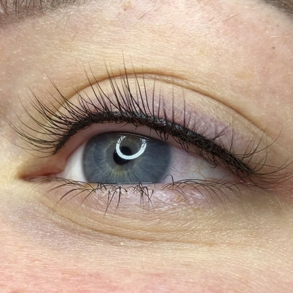 Kreska w linii rzęs